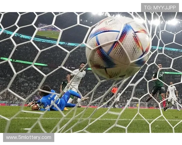 格吕尔头球击中立柱，不莱梅错失扳回一球良机